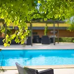Logis Domaine Du Moulin Cavier - Restaurants & 3* אבריל
