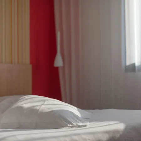 Logis Domaine Du Moulin Cavier - Restaurants & Hotel Avrillé