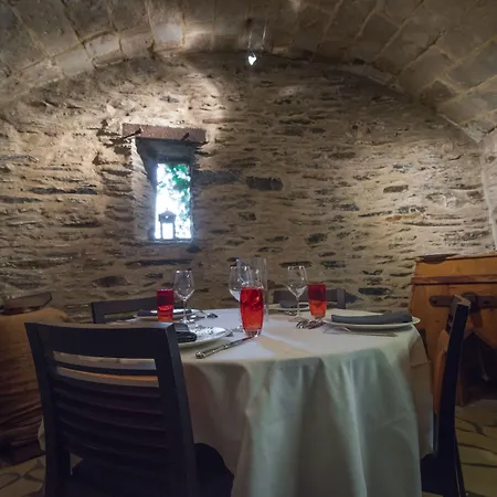 Hotel Logis Domaine Du Moulin Cavier - Restaurants & Avrillé