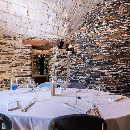 Hotel Logis Domaine Du Moulin Cavier - Restaurants & Avrillé