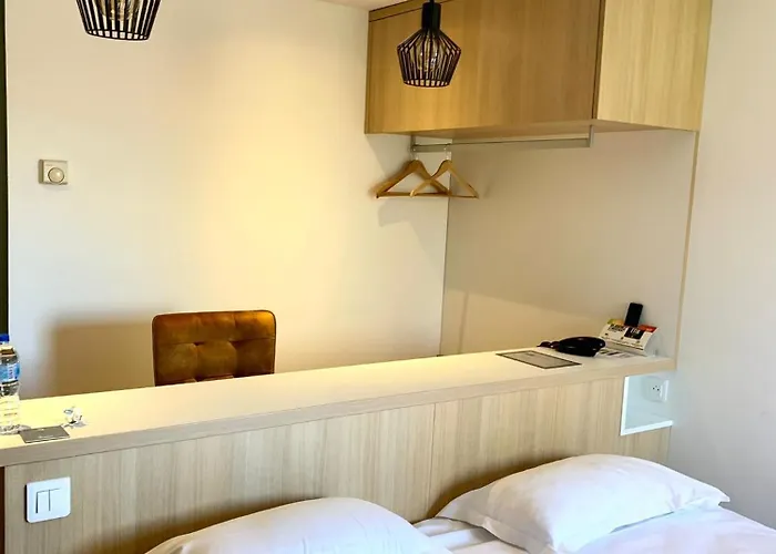 Hotel Logis Domaine Du Moulin Cavier Avrillé